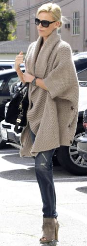 Charlize Teron usando capa de trico.
