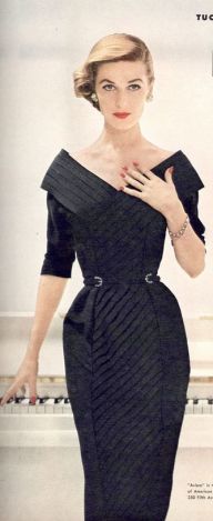 Modelo para a Revista Vigue em 1953 usando vestido do estilista da época Herbert Sondheim.